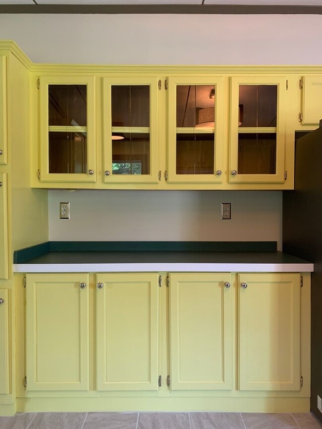 Building Photo - Beautiful Renovated House on Private Count...