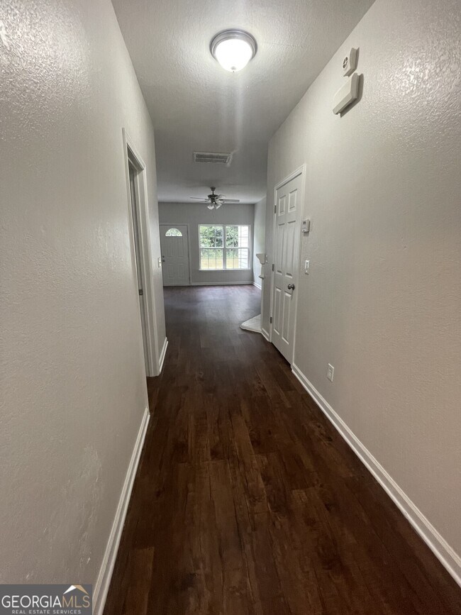 Building Photo - 387 Brookview Dr