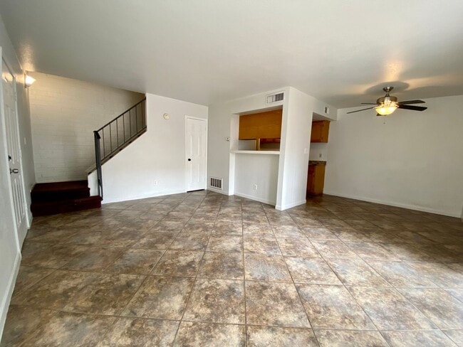 Building Photo - 3 Bedroom 1 Bathroom in Hallcraft Villas