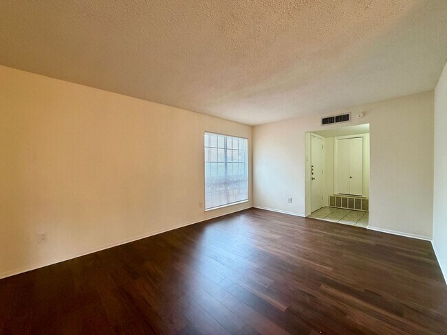 Foto del edificio - Duplex *LEASING SPECIAL AVAILABLE*