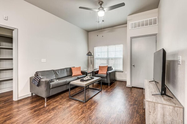 Building Photo - 136 W Elm Ave