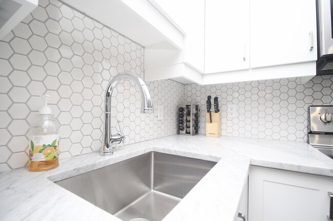 Building Photo - 38 Bruyère St