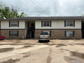 Building Photo - 405 Oak St