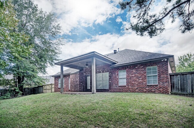 Building Photo - 123 Cedar Green Dr