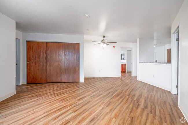 2 habitaciones, 1 baño - 860 pies cuadrados - Sala de estar - 1101 Howard St