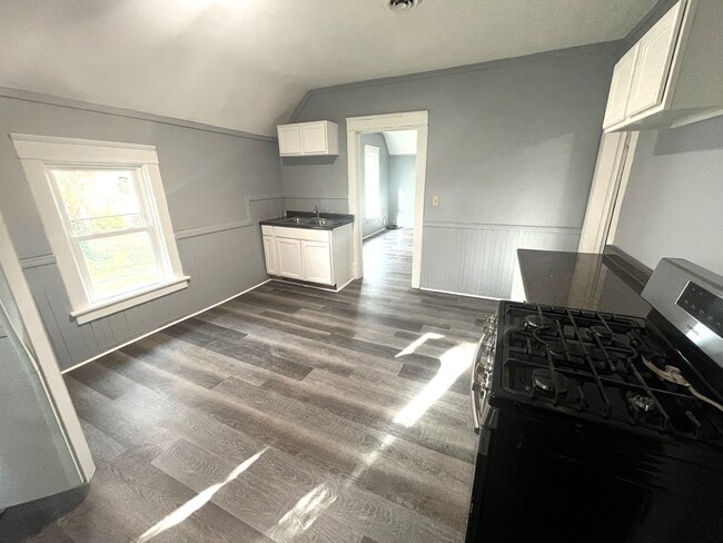 Building Photo - 423 E 16th St