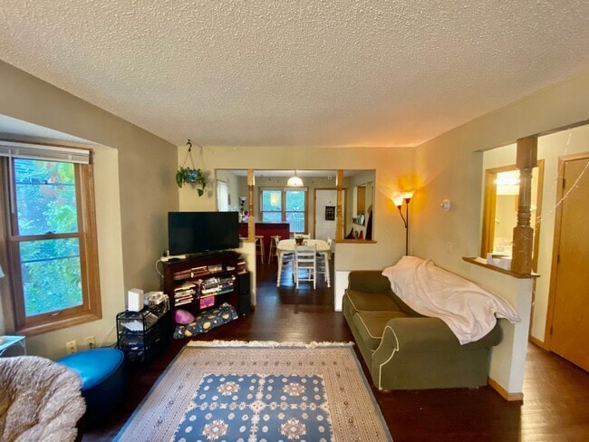 Building Photo - Gorgeous BIG 5BD/3BA House near the U of M...