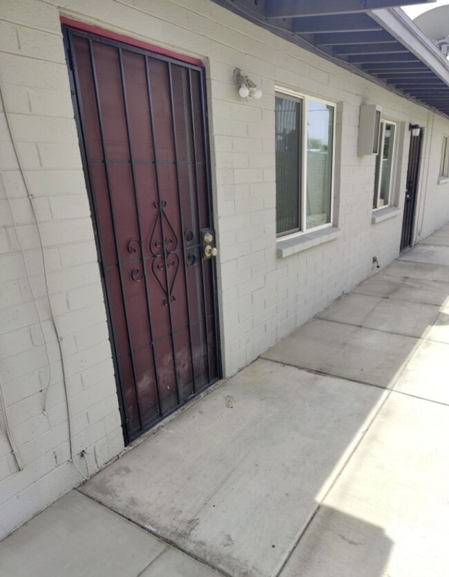 Building Photo - COMING SOON! Charming 2 Bed 1 Bath Apartme...