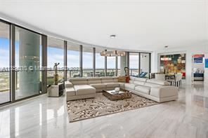 Foto principal - 4 br, 3.5 bath Condo - 100 E Las Olas Blvd...