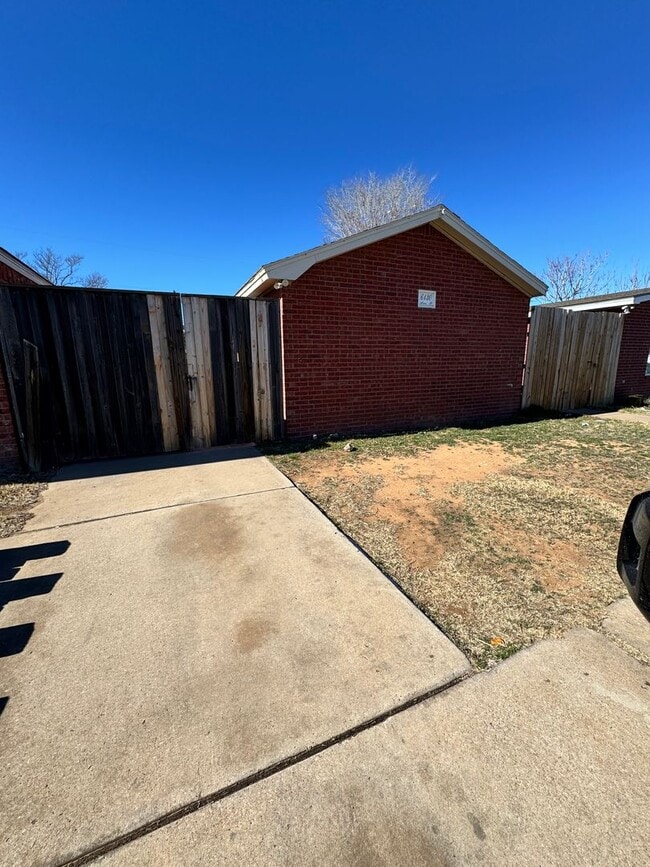 Building Photo - 4 Bedrooms at an Amazing Price! Remodeled 4 bedroom! Move In Special!
