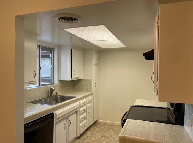 Building Photo - FOR RENT – SPACIOUS 3 BED / 2 BATH | CENTRAL LOCATION