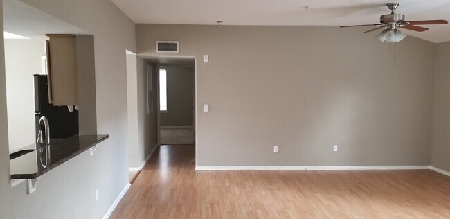 Foto del edificio - 404 Summit Ridge Pl