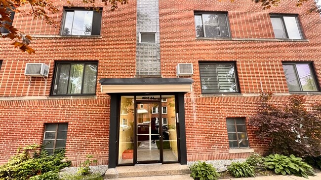Building Photo - 2843 W Arthur Ave