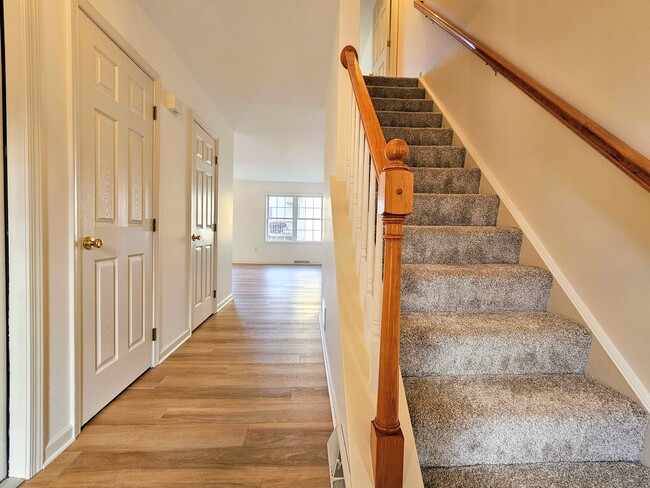 Building Photo - 107 Acorn Ln