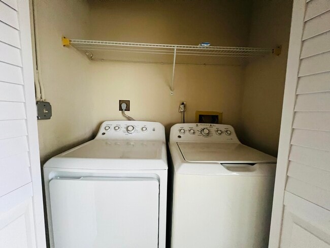 Foto del edificio - 9875 Pineapple Tree Dr