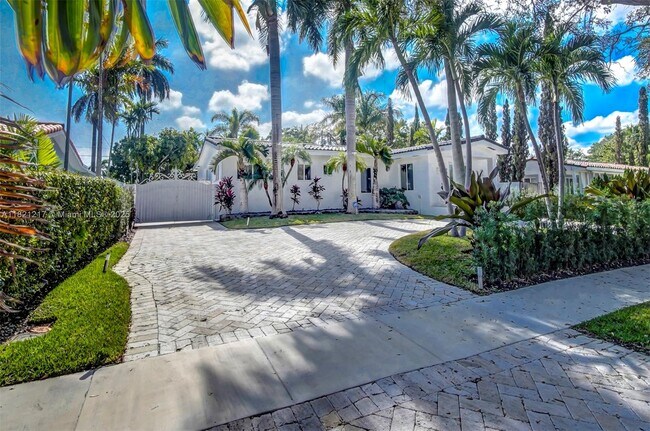 Building Photo - 2020 Alamanda Dr