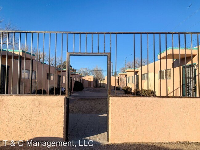 Building Photo - 2 br, 1 bath Apartment - Large quiet two b...