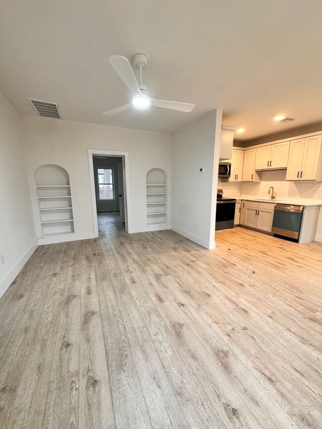 Building Photo - Freshly remodeled duplex available for rent!