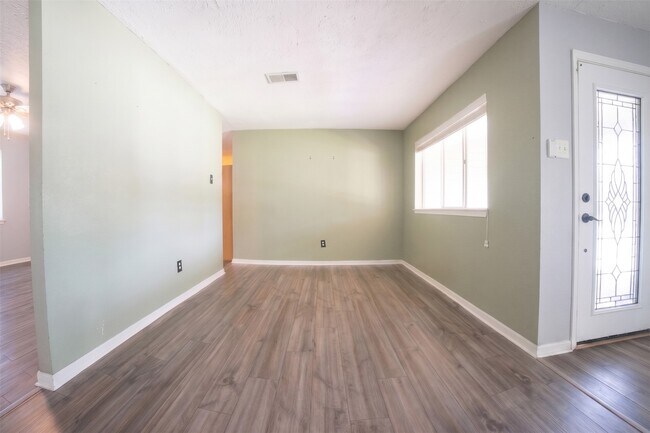 Building Photo - 4904 Meadowlark St