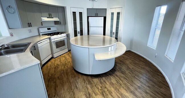 Foto del edificio - HOUSE - VILLAGE OF OAK CREEK