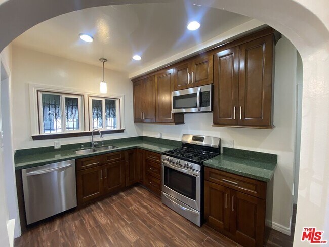 Foto del edificio - 159 S Elm Dr