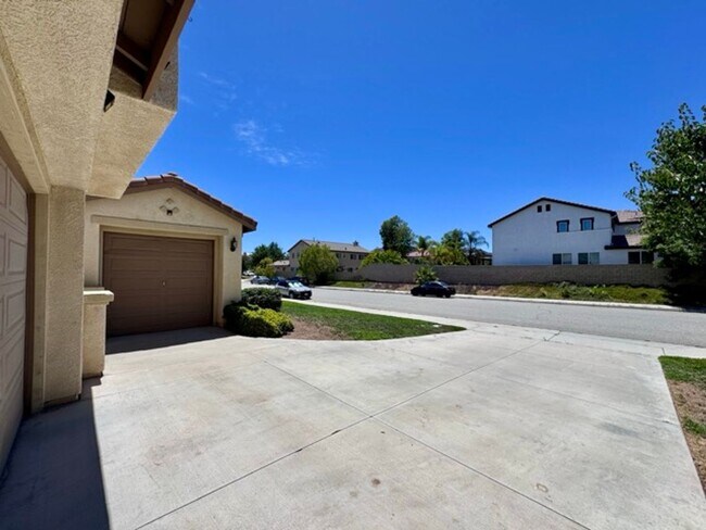 Foto del edificio - Beautiful Two Story 5 bedroom Home in the ...