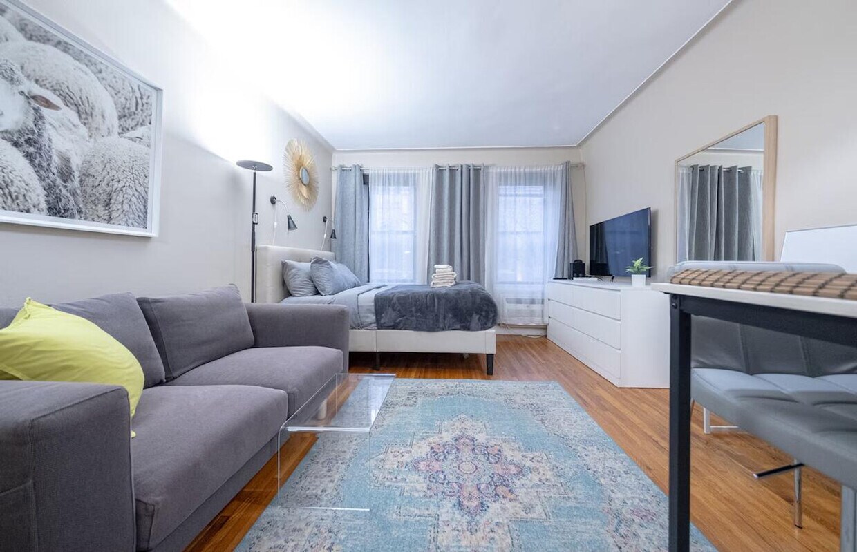 Foto principal - 328 E 74th St