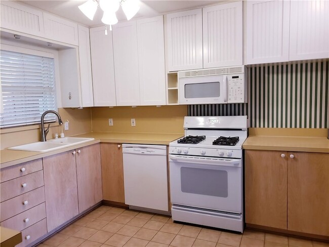 Building Photo - 585 Classen Dr