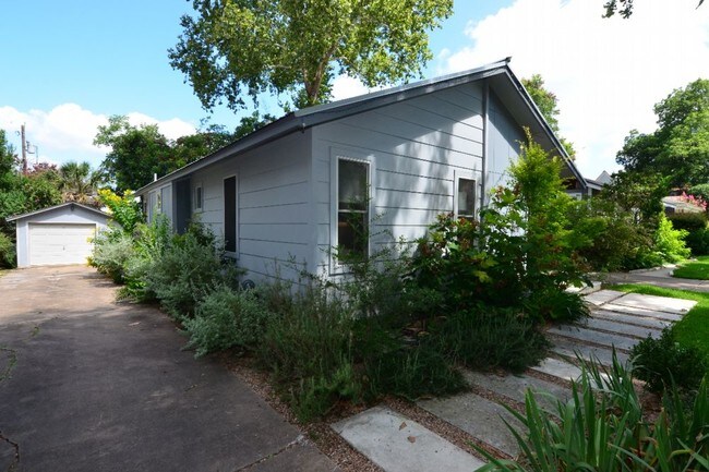 Building Photo - Farmhouse Cottage Style 2/2 Home in Rosedale