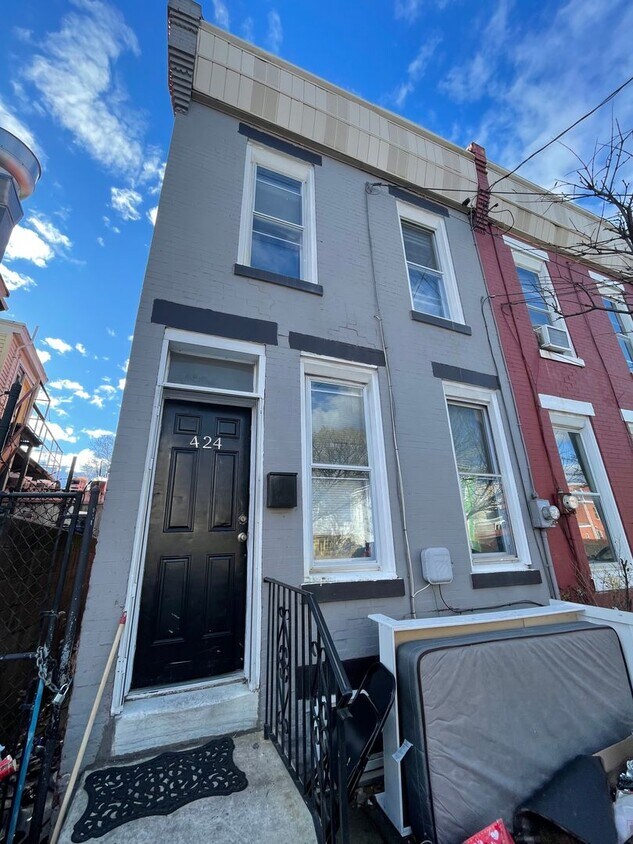 Primary Photo - 3 bedroom, 1 bathroom row home located in ...