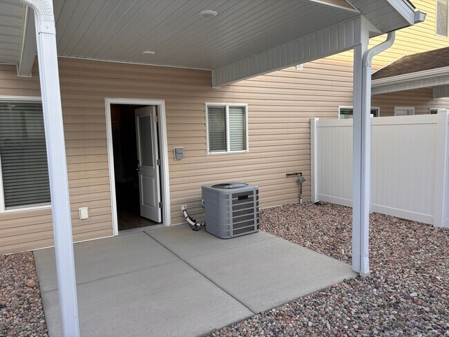 Foto del edificio - 3 Bed Townhome with Washer/Dryer/Fridge Av...