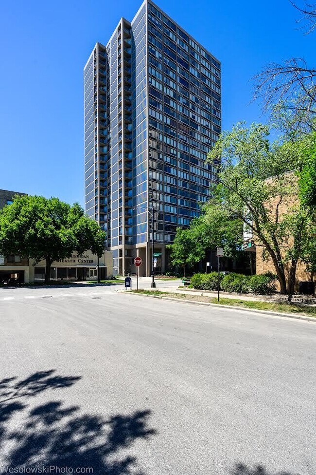 Building Photo - 5320 N Sheridan Rd