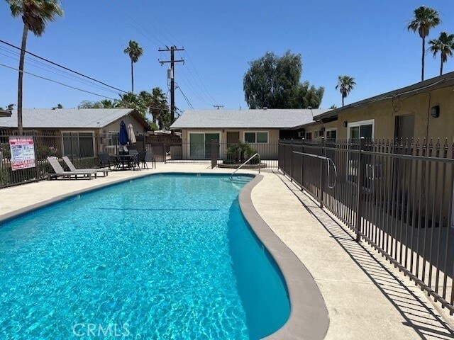 Building Photo - 685 E Vista Chino
