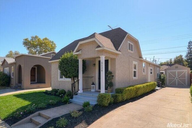 Foto del edificio - Stylishly Updated 2 Bed Home in Prime Midt...