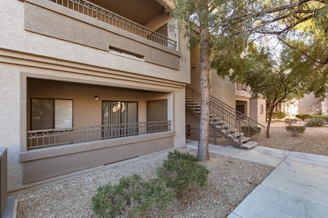 Building Photo - 1st floor unit in well maintained gated NW community with pool and spa