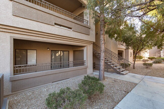 Foto del edificio - 1st floor unit in well maintained gated NW community with pool and spa