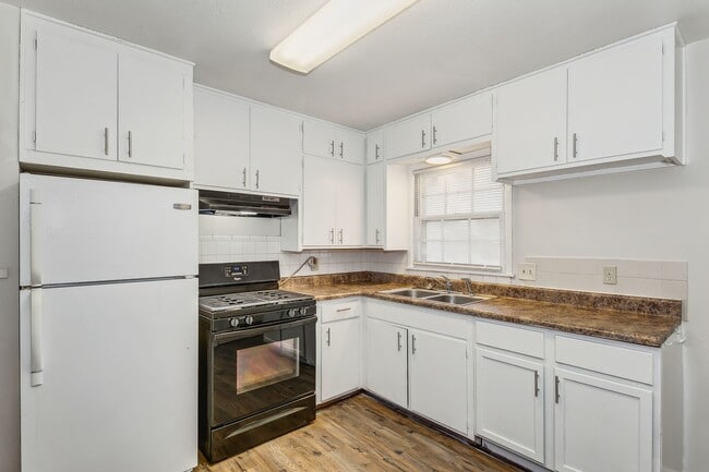 Foto del edificio - Roomy 2 Bedroom With Basement