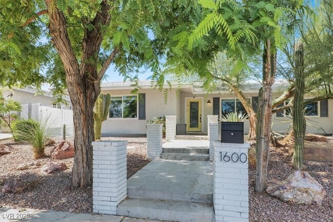 Building Photo - 1600 Eaton Dr