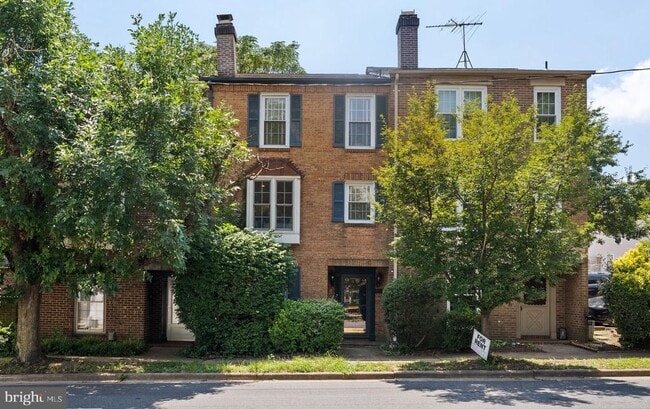 Building Photo - 804 Gibbon St