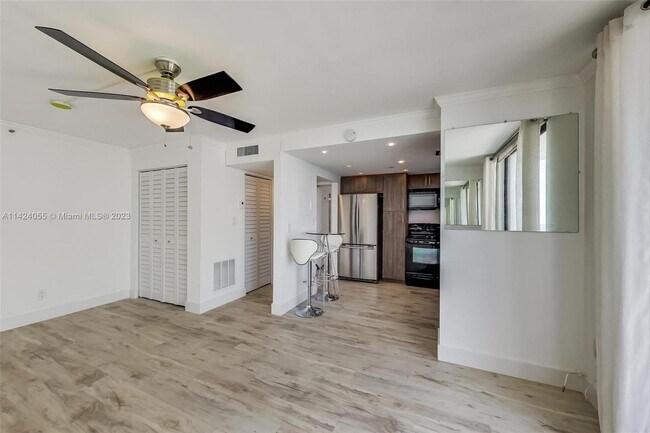 Building Photo - 4301 Collins Ave