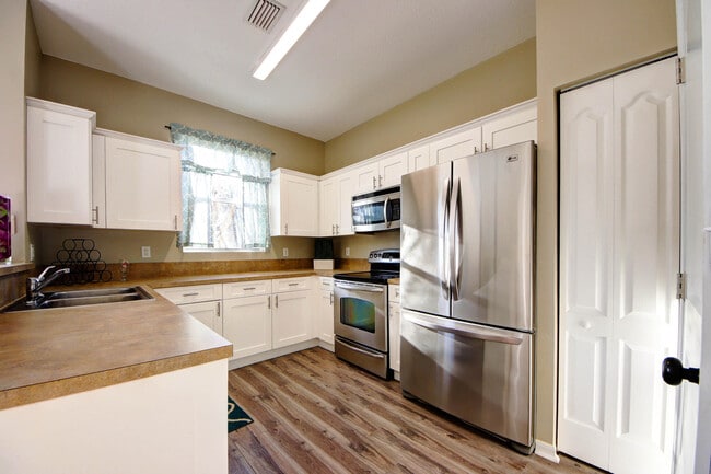 Building Photo - 6143 Seminole Gardens Cir