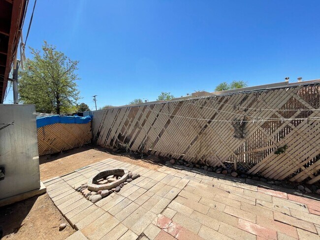 Foto del edificio - Central 2 bedroom 1 bath unit with Fenced ...