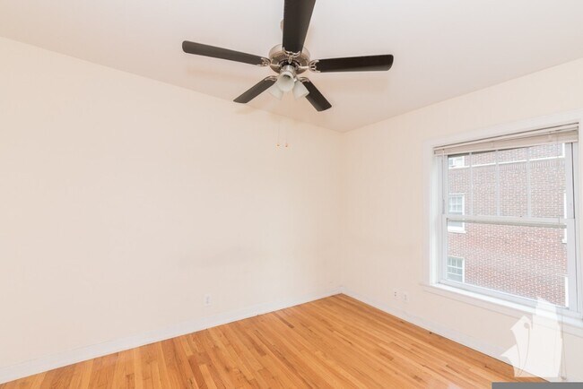 Building Photo - 2010 W Foster Ave