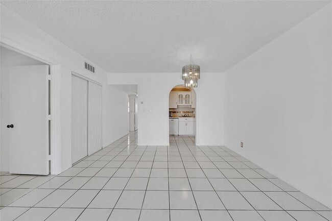 Building Photo - 751 Pine Dr