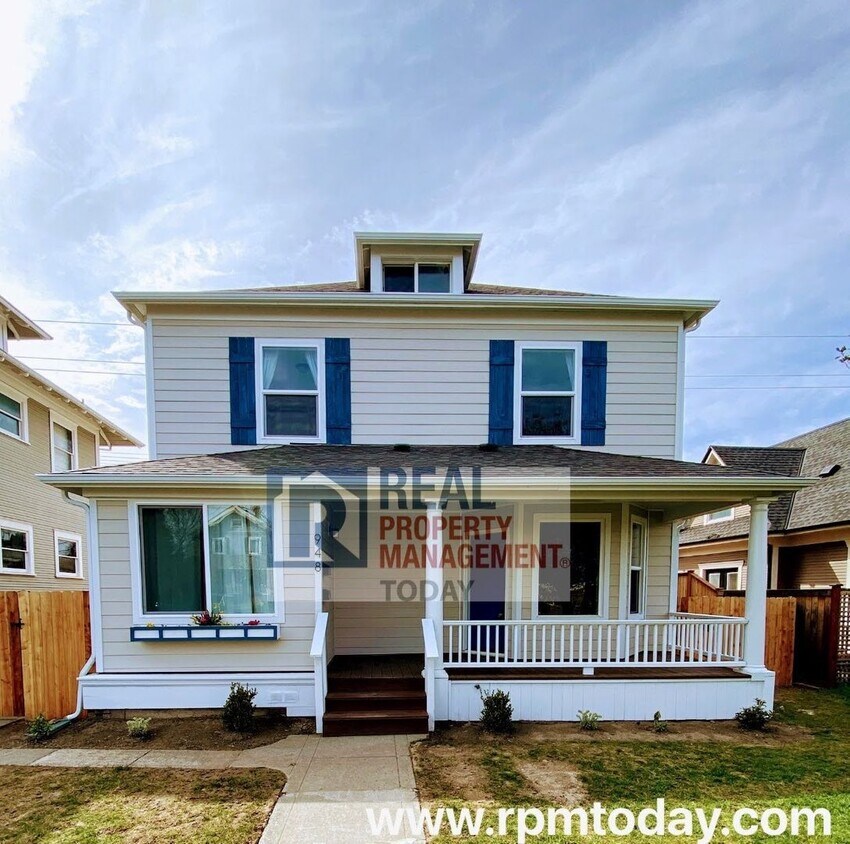 Primary Photo - Upper Level 2 Bedroom Loft in Tacoma!