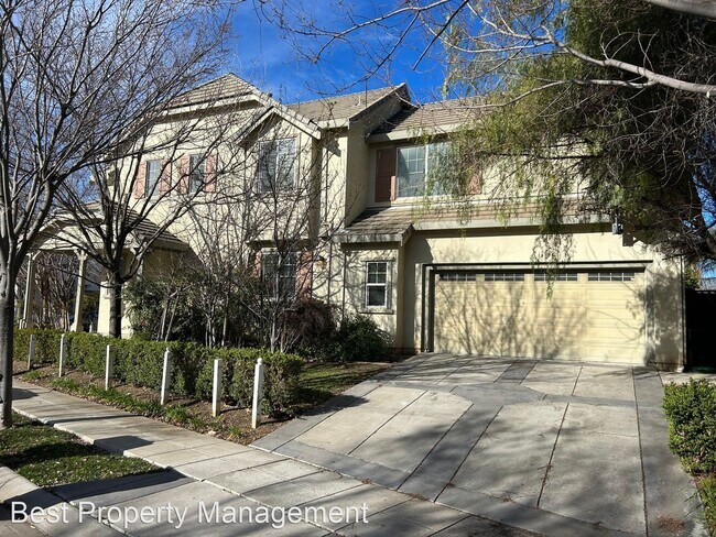 Foto del edificio - 4 br, 3 bath House - 141 McDermott Ave