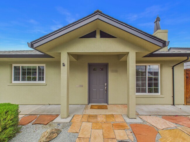 Foto del edificio - San Carlos home for rent plus studio in-law unit! $7,500