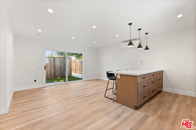 Foto del edificio - 6917 1/2 Hesperia Ave