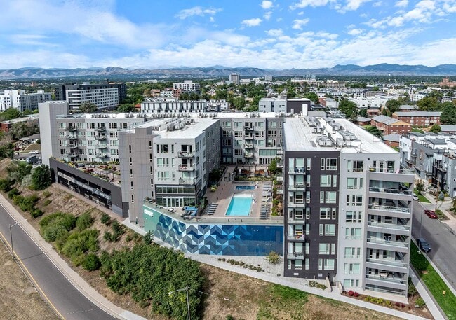 Building Photo - Cirrus