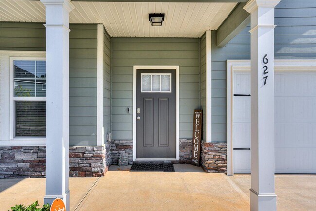 Building Photo - 627 Garland Trl